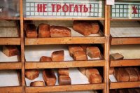 мы в первом классе ..
пили томатный сок в граненых стаканах из колб за 10 коп.

покупали за 15 коп. 100 г карамели "без фантика" ( 10 коп) 
 
, это был набор боя со всякой разной начинкой вот таких конфет..обсыпанных сахаром..за "рупь" кило..отпускались в развес в"рогаликах" из грубой коричневой крафт-бумаги..
и четвертушку бородинского ( 5 коп) 

и курили "лайку" (10 коп?)

на дамбе радом с домом в ленино-дачном...