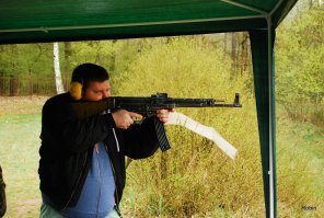 Я не могу сказать что прям хорошо стреляю но некий опыт есть. Так вот стреляли на 150м по металлическим пластинам 10x10. Из АК74М надо было пристреляться - куда то постоянно уплывал - после введенных поправок 8из10. За то из МP43 все 10 из 10 сразу. Просто садились пули туда куда целился. Комфорт стрельбы такой что просто обалдеть - отдачи почти не чувствуется (т.е. она есть но за счет того что карабин довольно таки тяжелый отдача идет в плечо и не поднимает особо ствол). Что- что, а умели оружие делать.