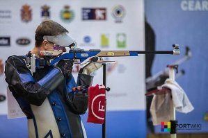 Так вот я и о том же - если вы такой эксперт и пытаетесь кого то учить (дистанционно) то должны знать принципиальные отличия между стрельбой спортивной и боевой. Этот инструктор пытаеться поставить у бойца стойку спортивную которая для боя никак не пригодна. Во вторых каждый знает что держать АК за магазин, тем более в этом месте нежелательно - может приводить к заклиниванию патрона и вообще изнашивает автомат. Намного эфективние держать за цевье (тем более сверху, надхватом) или возле магазина - но в верху). Надо отдать должное что там сказано - стойка для стрельбы по неподвижной мишени. Но я так понимаю для вас разницы это особо не представляет - потому что вы пишите что нужно наклонится вперед, а фильм показывает совершенно обратное.