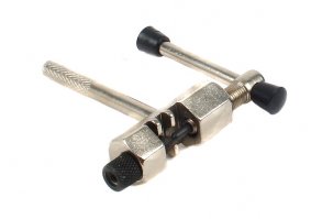 Вот эту выжимку с собой и обязательно вязальную проволоку или большую скрепку(не скажу зачем, сами в процессе поймёте)...а звенья не обязательно возить, одно порвавшееся можно демонтировать без последствий. Хотя у меня такого вообще за всю жизнь не случалось, это как надо уездить цепь, чтобы она порвалась? 
Цепи дело такое, хитрое...там пригонка пинов очень технологично сделана, скорее всего собирают цепь нагревая полузвенья, а пины охлаждают, собирают и потом при комнатной температуре это всё держится само по себе, без расклёпывания. Так вот...за цепью надо ухаживать и вовремя смазывать. Обязательно промывать...обязательно забивать густой смазкой под ролик(густую смазку плавите в ковшике или банке, туда цепь, потом остужаете не вынимая цепь, как застыла смазка снаружи лишнее стёрли. и готово, во всех закоулках достаточно густой смазки, а снаружи тефлоновой грязеотталкивающей)