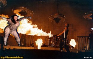 Солиста Rammstein засняли пьющим водку с Лепсом и Газмановым