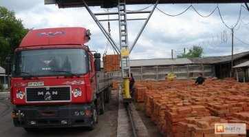 А внизу полным ходом идет погрузка...