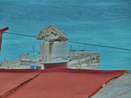 А вот использование обычной кастрюли и булыжника в качестве герметизации жилища от проникновения Санта -Клауса и ведьм.