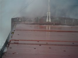 БМРТ похоже, чёй-то нос шибко выскочил - здесь рыбы нет!
А это мой "сухарь", где-то в средиземке,март месяц - погодка нормальная такая, свежает.