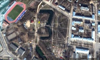 Прошу прощения, коллега, там под Вами одно чудо уже накидало своих идиотских вопросов, поспешу их снять, дабы никто в эту хрень как в отца Гамадрила из ДМБ-2 не уверовал:

Их бред: "Примечательно что крепость-звезду пересекает Смоленская крепостная стена, возведенная (согласно официальной истории) при царях Федоре Иоанновиче и Борисе Годунове в 1595-1602гг. на месте более древней крепости, построенной (как считается) при великом князе Ростиславе Мстиславовиче в 1142г.. Является ли крепость-звезда в Смоленске крепостью великого князя или нет - вопрос. Но факт, что крепостная стена Бориса Годунова стоит НА крепости-звезде, пересекая ее с севера на юг и разделяя на две части - два восточных луча звезды оказываются внутри стены Годунова, а три западных - вне ее. Вывод - крепость звезда построена РАНЕЕ крепости Бориса Годунова, т.е. задолго до 1595г., возможно это и есть крепость великого князя Ростислава Мстиславовича от 1142г. Если так - то такие крепости по миру пошли с территории Древней Руси, а никак не с Западной Европы, как принято считать сейчас. Возможно что именно русами и построены все эти сотни крепостей."

Ну тут как "вывод" неверен, так информация просто враньё.

Весной 1554 года, по указу Ивана Грозного, была построена новая, очень высокая, деревянная крепость. Деревянная Карл. Поразмыслив, что деревянная высоченная средневековая фигня уже не катит совсем, в 1595 1602 годах в годы правления царей Федора Иоанновича и Бориса Годунова, архитектор Фёдор Конь строит на её месте каменную (какая там стена пересекает, всё выдрали, да сожгли на дрова). А уж бастионная крепость из дерева - нонсенс, проще и эффективнее из земли. 

В ноябре 1610 года поляки, осаждавшие Смоленскую крепость, прорыли подкоп от Чуриловского оврага к западному участку крепостной стены, куда заложили порох. Мощный взрыв уничтожил Грановитую башню и прясла рядом с ней. Защитники города смогли закрыть образовавшийся пролом земляной насыпью. Взяв Смоленск, польский король Владислав IV приказал укрепить слабое место крепостной стены, справедливо предполагая, что русские попытаются отбить город.

Еще во время своего путешествия в Нидерланды король Владислав обратил внимание на бастионный форт в Антверпене, построенной в 1567-1571 годах испанским герцогом Альба (срыт в 1874 году), и посему распорядился построить такой же на месте пролома. Строительство было поручено немецко-голландскому инженеру Иоганну Плейтнеру, помощником был назначен командующий смоленским гарнизоном Александр Госевский.

Строительство началось в 1626 году и продолжалось вплоть до 1632 года, когда началась Смоленская война. Землю для насыпи брали из рва, который рыли вокруг бастиона. Ныне бывший ров превратился в живописный Лопатинский пруд. И лишь четкая форма выдает его прежнее назначение. С юга Королевская крепость примыкала к старому земляному валу XVI века, с двух сторон с ней соединялись стены Смоленской крепости. Центр новой цитадели находился на месте взорванной поляками Грановитой башни Смоленской крепости.

Королевский бастион был хорошо укреплен. Его размеры поражают до сих пор: ширина вала в верхней части составляет от 9 до 50 метров, в нижней   36-84 метра. На 11-метровом верхнем валу лежали присыпанные землей колья, остриями наружу. Под нижним 10-метровым валом находились четыре камеры подошвенного боя    тайники , в которые вели выложенные кирпичом коридоры. Попасть в нижний вал можно было через единственную опускную железную решетку в крепостной стене. При освобождении Смоленска в 1654 году в Королевском бастионе развернулось ожесточенное сражение между русскими войсками и польской шляхтой. А потом был 1812 год...

Вот, снова банальное незнание истории и передёргивание фактов - перестроенная на современный манер тому моменту башня в популярный бастион, вернее комплекс бастионов. То есть не стена стоит на крепости, а бастион возведён на месте башни - вот жеж куевёрты какие. Еле нашёл на яндех-картах, ищите Лопатинский сад.