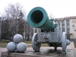 Потому как прочитайте хоть до конца хотя бы википедию:

В старину пушку также иногда называли  Дробовик Российский , поскольку она была рассчитана на стрельбу не только каменными ядрами, но и  дробом , то есть картечью.

В 1980 году в Серпухове был произведен ремонт пушки, одновременно она была обследована специалистами Артиллерийской академии им. Дзержинского. По строению ствола Царь-пушка оказалась классической бомбардой, предназначенной для стрельбы  дробом    небольшими каменными ядрами совокупным весом около 800 кг. Это было орудие навесного огня, которое не перевозили с места на место, а вкапывали в землю.

По мнению исследователей, из Царь-пушки стреляли как минимум один раз.

Не хотел приводить избитое фото царь-пушки, поэтому приложил фото самой большой пушки в мире на лафете The Jaivana cannon (Jaigarh Fort, India). Но оказалось в Донецке есть копия Царь-пушки, отлитой в двух экземплярах в Ижевске! Я в шоке, дорогая редакция. И отмасштабированная в Йошкар-Оле.