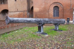 А ещё бедолага не знает что такое кулеврина... Да и читать не умеет, сказано же - пушкам, кулевринам, пищалям бойницы не очень нужны, они стояли почти в открытую, они были дальнобойнее мушкетов и тем более аркебуз, от кого там защищаться? А ядра любые зубцы снесут, ну что за детство, лазать из статьи в статью, задавать тупые вопросы и являть безграмотность полнейшую. Я же сейчас соберу все каменты по текстам, сдобрю ссылками и выдержками из источников и вывешу это по всем сайтам как яркий пример упёртого, глупого, постоянно рыскающего по чужим глупостям неуча, чтобы все поржали.

На фото морская кулеврина, различные сухопутные и то, как пушка с Нарышкина бастиона лупит, нафига ей бойница?