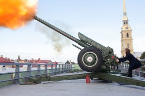 А ещё бедолага не знает что такое кулеврина... Да и читать не умеет, сказано же - пушкам, кулевринам, пищалям бойницы не очень нужны, они стояли почти в открытую, они были дальнобойнее мушкетов и тем более аркебуз, от кого там защищаться? А ядра любые зубцы снесут, ну что за детство, лазать из статьи в статью, задавать тупые вопросы и являть безграмотность полнейшую. Я же сейчас соберу все каменты по текстам, сдобрю ссылками и выдержками из источников и вывешу это по всем сайтам как яркий пример упёртого, глупого, постоянно рыскающего по чужим глупостям неуча, чтобы все поржали.

На фото морская кулеврина, различные сухопутные и то, как пушка с Нарышкина бастиона лупит, нафига ей бойница?