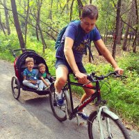 Во-первых, папа больше не изображает лошадку. он изображает буксир.