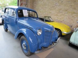 У моего деда был Opel kadet 1938 года выпуска, мой отец на нем ездил, я учился на этой машине ездить. У меня даже где то в подвале сохранились выкидные поворотники, как на фото, к стати и покрашен был также в синий цвет, а был коричневый. На родных деталей был даже хорошо видна свастика !!! Потом продали, последний раз я видел "нашу" машину в 1993 г., г.Самара....