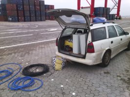 Езжу на таком же опеле вектра, токмо сарай 99 года, рестайлинг. Чего сказать.... 356 тысяч на одометре, из них моих уже 170 тысяч. Неприхотливые тачки, запчасти почти даром. Гниють только страшно. Про любую тачку, которой от 20 лет и более можно много рассказать где и в какие переделки с ней попадал. Одно заметил, когда-то у меня была Аскона 1986 года, на ней я проехал около 200 тысяч. Так вот, по надежности она была существенно лучше. А чему там было ломаться: карбюратор, 8 клапанов, ремень ГРМ, который натягивался помпой безо всяких роликов, руль без гидрача, механика, никаких электроприводов, сзади полузависимая балка с барабанами. Чему тут ломаться вобще было? А вот гнили они ещё быстрее чем вектры, вот и не осталось их уже на дорогах совсем.