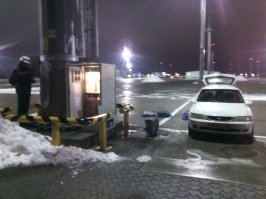 Езжу на таком же опеле вектра, токмо сарай 99 года, рестайлинг. Чего сказать.... 356 тысяч на одометре, из них моих уже 170 тысяч. Неприхотливые тачки, запчасти почти даром. Гниють только страшно. Про любую тачку, которой от 20 лет и более можно много рассказать где и в какие переделки с ней попадал. Одно заметил, когда-то у меня была Аскона 1986 года, на ней я проехал около 200 тысяч. Так вот, по надежности она была существенно лучше. А чему там было ломаться: карбюратор, 8 клапанов, ремень ГРМ, который натягивался помпой безо всяких роликов, руль без гидрача, механика, никаких электроприводов, сзади полузависимая балка с барабанами. Чему тут ломаться вобще было? А вот гнили они ещё быстрее чем вектры, вот и не осталось их уже на дорогах совсем.