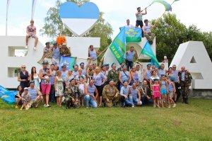 Что особенно показательно: десантники в своих семьях пропагандируют уважение к этому роду войск, к России и по отношению к былому нашему общему славному прошлому. Надёжные ребята...