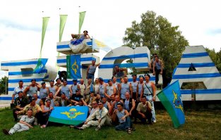 О! У нас опять весь центр Риги (и Юрмалы) будет забит десантниками? От всей души - с Праздником! С Днём доблестных ВДВ!!!