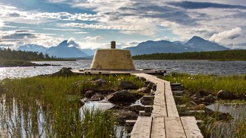 Там не только подписи перепутаны но и место. Вбейте в поисковик 
Treriksröset вот пример: Финка справа, Шведы слева, А озеро - Норвегия.
