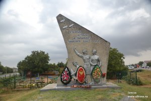 В наших краях есть памятник Летчицам полка (ночные ведьмы) в поселке Пересыпь. Здесь похоронены Тая Володина и Аня Бондарева.