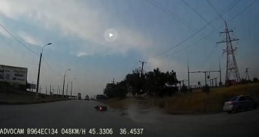 сразу видно профи.нажал кнопку слева,обьехал препятствие слева,нажал кнопку справа,обьехал препятствие справа.нажал перепрыгнуть,ну дальше вы понял....
вы на наших югах на мото были хоть раз??никогда не забуду ростовский асфальт заполированный песком,когда мот на 3 передаче шлифует.
посмотрите на стопкадр,почему вы не видите водятла и посажира,искр от подножет,руля и тд,подскажу-ПЫЛЬ.
именно поэтому скутер и завалился.
главное все живы,остальное ерунда