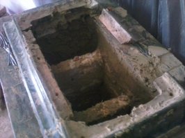 Я дома перебирал года три назад свою печку.
Есть только фото печки, как она выглядела и как она перебиралась.
Завтра буду дома , сделаю фото, как она выглядит. 
Раствором пользовался обыкновенной глиной. После переборки печка греть начала быстро и остывала куда дольше, чем до переборки.
Собирал ее очень просто. По ходу разборки, зарисовывал каждый слой, по которому потом и собирал.