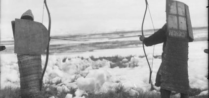 Чукчи вели бескомпромиссные войны с эскимосами, ненцами, коряками и русскими, при этом обладая довольно эффективным, хотя и весьма экзотическим комплексом наступательно-оборонительного вооружения. Последняя война чукчей с эскимосами произошла в 1947 году и окончилась победой чукчей... Чукчи во времена Екатерины Великой поставили рекорд по отжиму оленей и угону в рабство...
Коряки например просто сбежали со своих угодий к русским.
Более того, даже мы русские отступали перед яростным напором чукчей.
Если честно - мы их потом купили.