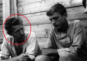 По началу показлось что это Хью Лори.