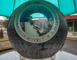 Ну- да... Я просто поправил немного. Хотя мог бы добавить про присвоение макакам воинских званий и вручение государственных наград. И то, что из двух последних сделали чучела и в пилотируемом ими корабле "Бион-11" установили в центре обезьяньего питомника в Адлере.