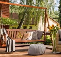 представляю, вора который незаметно тащит за собой ценную деревянную качелю...