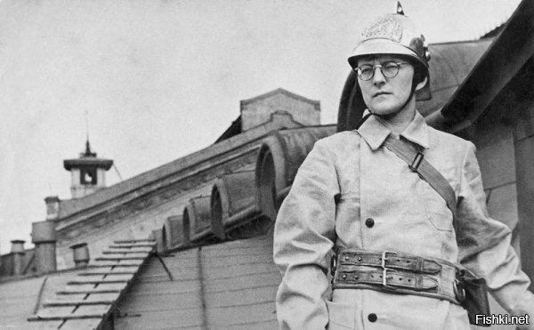 1941 год.
Пожарная дружина.
Великий Дмитрий Шостакович на крыше Ленинградской Консерватории.