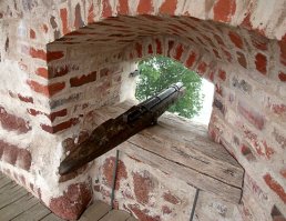 Выложи, кто мешает! Зачем пугаешь... глупость свою демонстрировать я не боюсь т.к. при ответах могу либо узнать новое либо убедиться в неубедительности ответов! 
Бойница и кулеврине не помешает! Вот далеко не бегая - взять современное оружие (не музейное) так все артиллеристские расчёты укрепляют. Зачем это на звёздных крепостях - ответ очевиден! Утверждаете, что пушки не использовали?