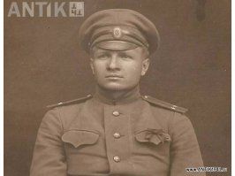 Фуражка как фуражка - по типу полевой фуражки офицеров царской армии.