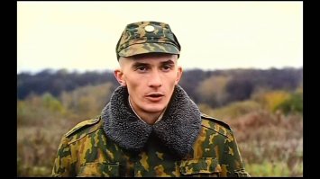 Проведя некоторое время с остальными призывниками, я смог перебраться в штаб. Служба там была намного проще и лучше. Среди разных обязанностей надо было ухаживать за еще одним обитателем   Крысом. Вроде его притащил СерСтаМах, но точно не помню .
Поселили Крыса в деревянную коробочку, довольно просторную, набив её ветошью и накрошив хлеба. На ночь крышку закрыли, что-б животинка не сбежала.
Утром Крыса на месте не оказалось. Осмотрев его жилище была найдена прогрызенная дыра. Поиски хвоста заняли минут 20, был обнаружен спящим в шапке-ушанке, бережно поднят и отправлен на место приписанной дислокации в коробку. В целях воспрепятствования побегу дыра была устранена с помощью фанеры.
Лист фанеры не оправдал возложенных надежд и утром коробка была пуста, а поиски беглеца заняли примерно 30 секунд. Через пару дней тихой борьбы шапка была подарена настойчивому Крысу.
Он был очень чистоплотен, всегда хорошо выглядел, шерстка лоснилась и поблескивала, запаха не имел, никого никогда не кусал. Самый трогательный момент когда он забирался по тебе, ты подставлял ему руку, и он перебежав по ней тыкался своим носиком в твой, глядел на тебя своими черными бусинками и смешно шевелил усами.
Именно в эту минуту, когда грызун был у меня в ладони, зашла секретарша. Наверное она видела Крыса впервые, это я предположил услышав её истошный вопль. Орала она просто феерично, я так не смогу даже за очень большие деньги. Но вот хвостатый не оценил её вокальные данные. Его глаза закатились, он упал на бок, а сердце до этого бившееся довольно бодро стало стучать со скоростью автомата. Видя крысиный обморок-инфаркт мы зашикали на бедную женщину, к её чести она тут-же пришла в себя, перестала кричать, и уже с интересом стала смотреть на наши реанимационные потуги. А мы пытались сделать крысе искусственное дыхание, ласково шептали ему ободряющие слова, нежно гладили ему пузико и с тревогой слушали бешенный ритм сердечка. Минуты через полторы Крыс открыл глаза, наверное ему было нехорошо, но кризис миновал.
Эта ситуация сблизила нас еще больше, а секретарша, видя свою вину в произошедшем, заглаживала её несколько дней таская красивые морковки и крупные семечки.
Когда я уходил Крыс был вручен моему сменщику Птице. Птиц клятвенно обещал, что грызун не будет испытывать недостатка в любви и еде, а через год уже ставший дедушкой Птиц будет искать достойного преемника.