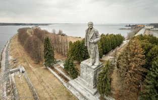 Хороший городок. Чистенько, тихо, спокойно. Когда на Рыбинское еду на рыбалку (простите за тавталогию) всегда останавливаюсь. Во-первых как пункт закупки. А во-вторых просто приятно погулять немножко. Ну и Ленин там конечно эпичный. А ведь когда-то был ещё и Сталин. Снесли. Но счастью, годы мракобесия в нашей стране прошли. И надеюсь, больше не повторятся никогда.