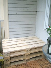 Это необъяснимая любовь- делать бункер из балкона Климат, холод?
У финнов-шведов та же зима, но народ балконы облагораживает иначе:)