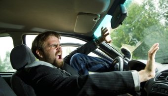 Он честно пытался нажать тормоз.