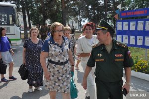 Когда я вижу нынешнюю форму офицеров, то мне кажется. что она создана с двумя целями: 1. Это скрыть физические недостатки; 2. Это скрыть умственные недостатки.  Посмотрите на фуражку полковника на фото...это дембель убегающий от патруля.