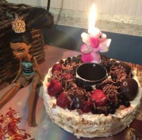 Дочка решила отметить день рожденья куколки. Той, что слева от торта. Ну раз день рожденья, то надо торт. Тащиться в магазин не хотелось, пришлось ваять из того, что есть. Печенье юбилейное, сметана с сахаром, банан, шоколадная крошка (посыпка), замороженные ягоды (украсить).
Времени было маловато и торт не пропитался. Потому сыпался слегка. 
Бисквит из крошки всё-таки надо запекать в духовке. Тогда он будет плотнее и больше похож на "магазинный".
В оригинальном рецепте вареная сгущёнка. С ней пожирнее и погуще. Но сметану сластить тогда не надо.
Домочадцы съели торт минут за 15-20.