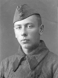 В первый же день войны 22 июня 1941 года  Папанова призвали в армию. В 1942 году его послали на Юго-Западный фронт, где готовилось большое наступление советских войск. . Там же, под Харьковом он получил ранение.  Разве забыть, как после двух с половиной часов боя из сорока двух человек осталось тринадцать?  - вспоминал Папанов впоследствии. Об этом времени зрителям напомнит через много лет его роль генерала Серпилина в экранизации романа Симонова  Живые и мертвые .
После ранения Анатолий Папанов почти полгода лечился в госпитале и был комиссован по инвалидности после того, как у него были ампутированы два пальца на ноге. Летом 1942 года он вернулся в Москву, и пришел в тенистый дворик ГИТИСа, куда уже закончились экзамены, но не хватало студентов мужского пола. Папанов усиленно тренировался, чтобы преодолеть последствия ранения. Сам он говорил:  Что это за актер - хромающий! . После двух месяцев занятий с хореографом Папанов выбросил палочку, с которой пришел в ГИТИС, и даже научился танцевать.