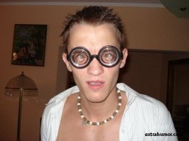 44 года? нее не заметил. 
Вы где таких лошариков то нашли ?
Если это реально ее фото, то мальчик пусть не звездит. Я конечно встречал женщин 45, которые очень хорошо выглядят, но тут пусть он даже слепой, неужто на ощупь не понял кто перед ним ?