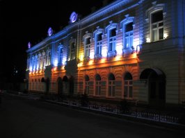 Город замечательный. И разный. Часто не такой, как на этих гламурных фотках. Где первые две - не скажу, а третья фотка - отличный зимний сад в кинотеатре, четвёртая - Главная Продольная улица.