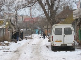 Город замечательный. И разный. Часто не такой, как на этих гламурных фотках. Где первые две - не скажу, а третья фотка - отличный зимний сад в кинотеатре, четвёртая - Главная Продольная улица.