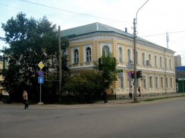 СБЕРБАНК спилил Деревья у своего особняка !!!
и на Столбе полосочки нарисовал и убрал Знак главной дороги.