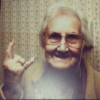 Подгоняю своей Маман футболки с работы, носит их гуляя с внуком - Iron Maiden, Slipknot, Queen, Muse и тд :)