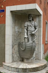 А написать хотя-бы краткие комментарии к фотографиям - не судьба?
Напримет, что скульптура русалки та, которая в раковине, - одна из немногих скульптур Германа Брахерта, жителя города Раушен (ныне Светлогорск, Калининградской области).
Белая часовня построена на месте детского сада, на который упал военный самолет в 80-х годах.
В домике, который на десятой сверху фотографии, снимали фильм "Про Красную Шапочку" - домик звездочета.
Нет еще одной фишки Раушена - скульптуры моряка (фото те моё) 

Я сходу вспомнил не очень много.