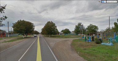 В Краснодарском крае есть с. Новоукраинское.
Посреди улицы - небольшое кладбище.
(Своих фоток нет, поэтому взял с "просмотра улиц").
N 45 22'50"
E 40 29'52"