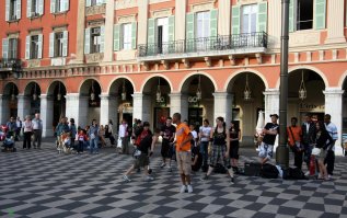 До Парижска не добрался -  а в Ницце несколько лет назад был с женой. До нашествия недавнего с ближ.востока и теракта на набережной там было еще нормально - хотя чувствовалось, что тут уже не Финляндия...
То ли еще будет.