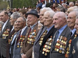 Мне хочется верить, что грубая наша работа
Вам дарит возможность беспошлинно видеть восход!