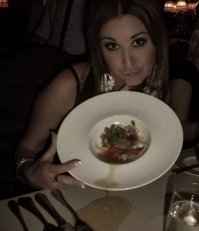 Ей что в тарелку нассали?