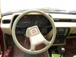 А у меня такая хренопупень была...TALBOT 1510...отрыжка французского автопрома...думаете в центре бибика? Да хрен там, кусок пластика с лого, а бибика на рычажке слева...лягушатники ещё те автозатейники