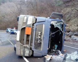 Авария дня. Под Сочи перевернулась автоцистерна