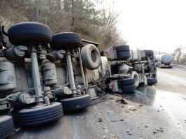 Авария дня. Под Сочи перевернулась автоцистерна