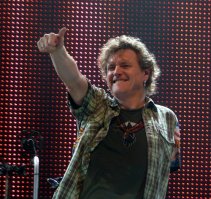 Питер Фальк (почти полсотни фильмов) лишился глаза в три года. Тот, кто слушает музыку, а не смотрит клипы, возможно и не знает, что Рик Аллен играет на ударных без руки. Что Джэф Хили был слеп.